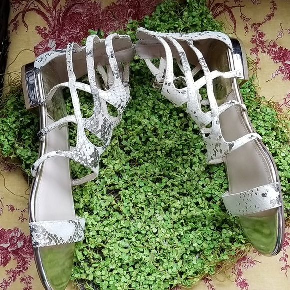 VINCE Camuto Buckles  Cream Laser Leather  Strappy Zips Up Ankle Sandals 8.5 EUC - Picture 5 of 11